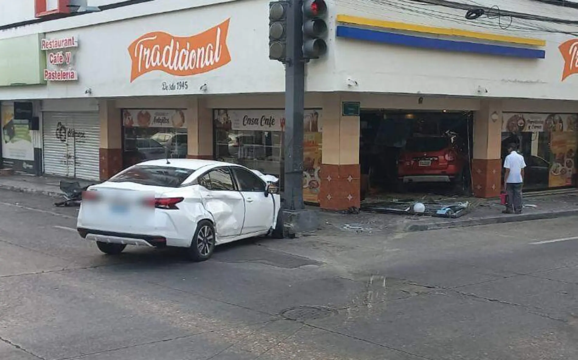 Camioneta terminó en restaurante en Tampico 